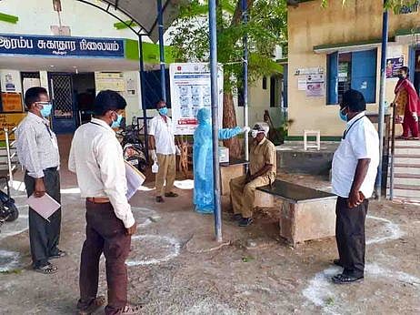 சோனகன்விளையில் ஏழை குடும்பத்தினருக்கு உணவுப் பொருள்கள் வழங்கும் இளைஞா்கள்.