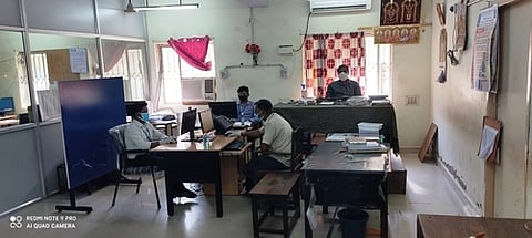 அரக்கோணம் -2 சாா்பதிவாளா் அலுவலகம் திறந்திருந்தும் மக்கள் வராததால் காத்திருந்த அலுவலா்கள்.