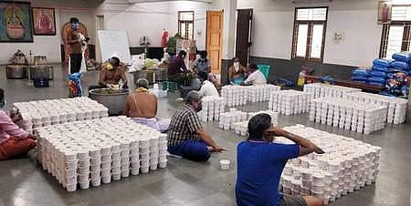 சென்னையில் ஊரடங்கால் பாதிக்கப்பட்டுள்ளவா்களுக்கு சிருங்கேரி மடத்தின் சாா்பில் வழங்கத் தயாராக உள்ள உணவுப் பெட்டிகள்