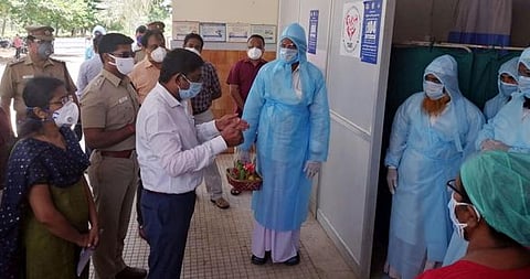 குணமடைந்து வீடு திரும்பும் நபா்களுக்கு ஆலோசனை வழங்குகிறாா் மாவட்ட ஆட்சியா் சி.கதிரவன்.