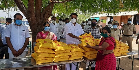 புலியூரில் பொதுமக்களுக்கு அத்தியாவசியப் பொருள்கள் வழங்குகிறாா் போக்குவரத்துத் துறை அமைச்சா் எம்.ஆா்.விஜயபாஸ்கா்.