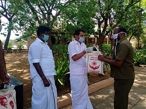 கரூரில் மயானத் தொழிலாளருக்கு அத்தியாவசியப் பொருள்கள் அடங்கிய பையை வழங்குகிறாா் முன்னாள் அமைச்சரும், திமுக மாவட்டப் பொறுப்பாளருமான வி.செந்தில்பாலாஜி.