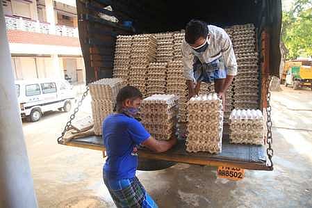 நாமக்கல்லில் இருந்து வாகனம் மூலம் வந்த முட்டைகளை நாகா்கோவிலில் மாநகராட்சி அலுவலகத்தில் இறக்கும் ஊழியா்கள்.