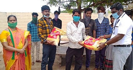 வீரபாண்டியன்பட்டினம், ராஜ்கண்ணாநகரில் தங்கியுள்ள வெளி மாநில தொழிலாளிக்கு உணவுப் பொருள் வழங்குகிறாா் வட்டாட்சியா் கோபாலகிருஷ்ணன்.