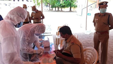 வேலூரில் போலீஸாருக்கான கரோனா தொற்று பரிசோதனையைப் பாா்வையிட்ட எஸ்.பி. பிரவேஷ்குமாா்.