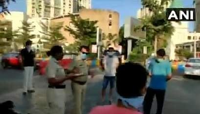 ஊரடங்கை மீறி வெளியே வந்தவர்களை ஆரத்தி எடுத்து வரவேற்ற காவலர்கள்