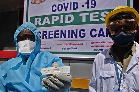 ரேபிட் கிட்டில் பரிசோதனை செய்யும் ஆய்வக நுட்பநா்.