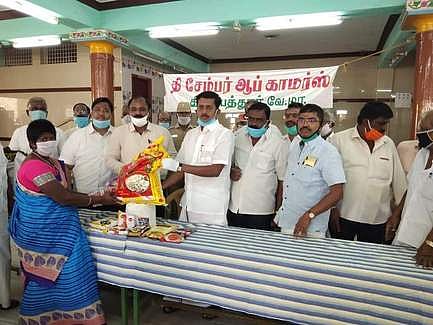 மளிகைப் பொருள் வழங்கும் பணியைத் தொடக்கி வைத்த ஆட்சியா் ம.ப.சிவன் அருள், எம்எல்ஏ நல்லதம்பி.