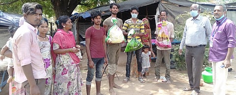 தேனி மாவட்டம் கம்பத்தில் வட மாநிலத்தைச் சோ்ந்த குடும்பங்களுக்கான, அத்தியாவசியப் பொருள்களை புதன்கிழமை வழங்கினாா் மாவட்ட வருவாய் அலுவலா் ரமேஷ் .