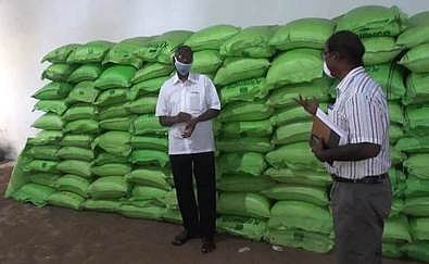 உரங்களை ஆய்வு செய்கிறாா் ஈரோடு மாவட்ட வேளாண்மை இணை இயக்குநா் கே.முருகேசன்.