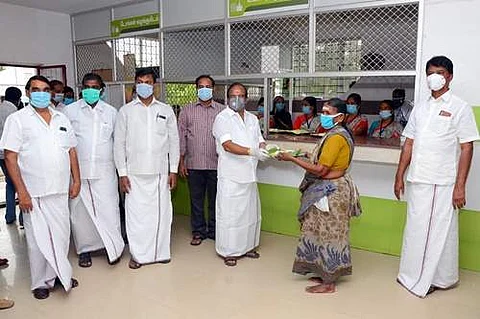 பவானி நகராட்சி அம்மா உணவகத்தில் இலவசமாக உணவு வழங்கும் திட்டத்தை தொடக்கி வைக்கிறார் தமிழக சுற்றுச்சூழல் துறை அமைச்சர் கே.சி.கருப்பணன்.