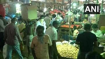 முழு ஊரடங்கு: சென்னை கோயம்பேடு சந்தையில் குவிந்த மக்கள்