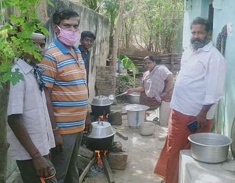 ஊரடங்கு காலத்தில் உணவுக்காக தவித்து வரும் மக்களுக்காக ஆயிரம் இட்லி சுட்டுத் தந்த பெண்ணுடன் தன்னார்வலர்கள்.