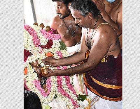 திருஞானசம்பந்தருக்கு பொற்கிண்ணத்தில் ஞானப்பால் கொடுக்கப்படுகிறது.