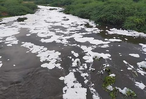 திருப்பூர் அருகே நொய்யல் ஆற்றில் சாயக்கழிவு நீர் 