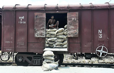 சென்னைக்கு ரயில் மூலம் வந்த நிவாரண பொருட்கள்