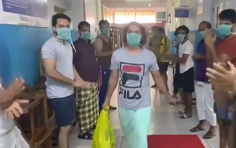 மருத்துவ ஊழியர்கள் கைதட்டி உற்சாகம்