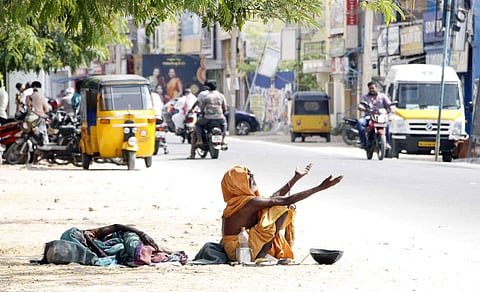 ஆளே இல்லாத சாலையில் மனைவியுடன்!