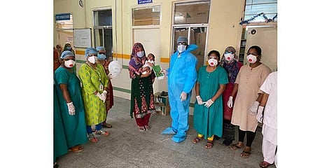 கரோனாவை வென்றவர்கள்.. தெலங்கானாவில் 44 நாள் குழந்தை, திண்டுக்கல்லில் 95 வயது மூதாட்டி