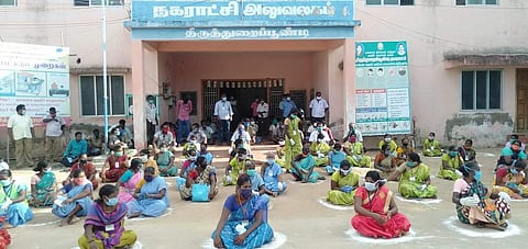 திருத்துறைப்பூண்டி நகராட்சி சுகாதார ஆய்வாளரை அரிவாளால் வெட்டியவரைக் கைது செய்யக்கோரி ஆர்ப்பாட்டம்