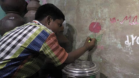 குடிசையை ஓவியங்களால் அலங்கரிக்கும் பள்ளி மாணவன்: திறமைக்கு வறுமை தடையல்ல