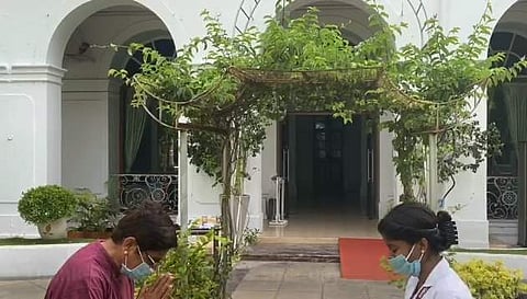 செவிலியர்களை கையடுத்து கும்பிட்ட ஆளுநர் கிரண்பேடி