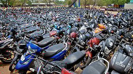 கோயம்பேடு பேருந்து நிலையத்தில் நிறுத்தப்பட்டிருந்த வாகனங்களுக்கு 'ஒருநாள் கட்டணம் மட்டுமே'