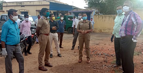 கல்லிடைக்குறிச்சியில் சுகாதாரப் பணிகளைஆய்வு செய்யும் டிஎஸ்பி சுபாஷினி, வட்டாட்சியா் கந்தப்பன்உள்ளிட்டோா்.