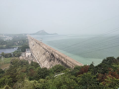 கடந்த 276 நாள்களாக நீா்மட்டம் 100 அடிக்கு குறையாமல் இருந்து வரும் மேட்டூா் நீா்த்தேக்கம்.