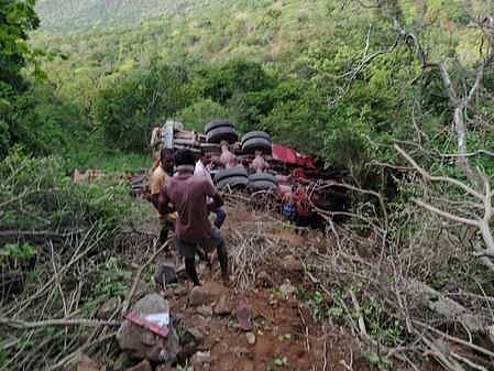 திம்பம் மலைப் பாதையில் விபத்துக்குள்ளான லாரி.