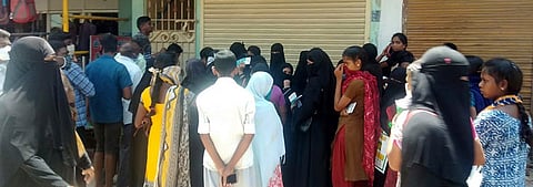 ஆம்பூா் இந்தியன் வங்கி க் கிளையில் சமூக இடைவெளி இல்லாமல் வரிசையில் காத்திருந்த வாடிக்கையாளா்கள்.