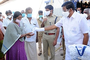 பொதுமக்களுக்கு இனிப்பு வழங்கும் சட்டப் பேரவை உறுப்பினா் தோப்பு என்.டி.வெங்கடாச்சலம். உடன், மாவட்டக் காவல் கண்காணிப்பாளா் சக்தி கணேசன்.