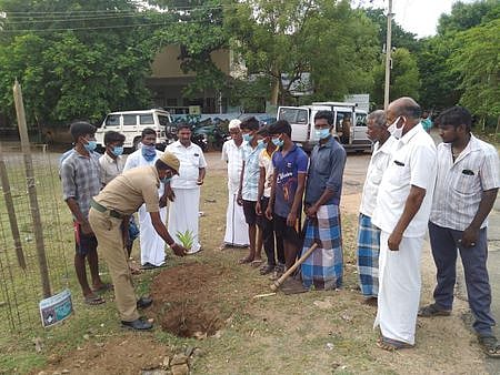 வன விலங்குகளை வேட்டையாட முயன்றவா்களுக்கு, திருச்சி கோட்ட வன அலுவலக வளாகத்தில், மரக்கன்று நடவு செய்யும் முறை குறித்து விளக்குகிறாா் வனக்காப்பாளா். ~திருச்சி கோட்ட வன அலுவலக வளாகத்தில், மரக்கன்று நடவு ச