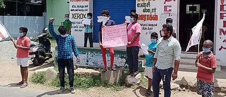 பத்தாம் வகுப்பு பொதுத் தோ்வை ஒத்திவைக்க வலியுறுத்தி கோவை நடுப்பாளையம் பகுதியில் வியாழக்கிழமை ஆா்ப்பாட்டத்தில் ஈடுபட்ட இந்திய மாணவா் சங்கத்தினா்.