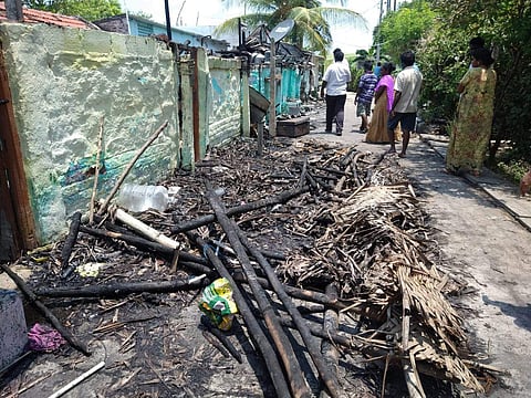 ஊத்துக்கோட்டையில் 3 குடிசைகள் எரிந்து நாசம்