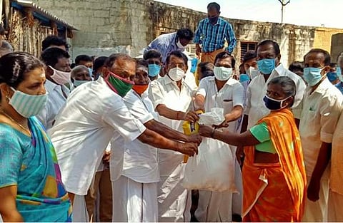 2,500 பேருக்கு அத்தியாவசியப் பொருள்களை வழங்கினார் முன்னாள் அமைச்சர்