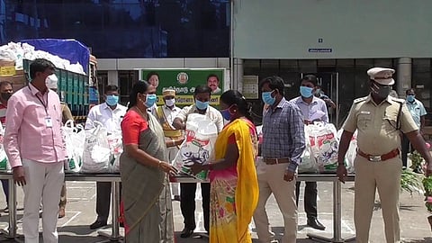 கொடைக்கானல் நகராட்சி அலுவலகப் பணியாளா்களுக்கு வியாழக்கிழமை நலத்திட்ட உதவிகளை வழங்கிய திண்டுக்கல் மாவட்ட ஆட்சியா் விஜயலட்சுமி.