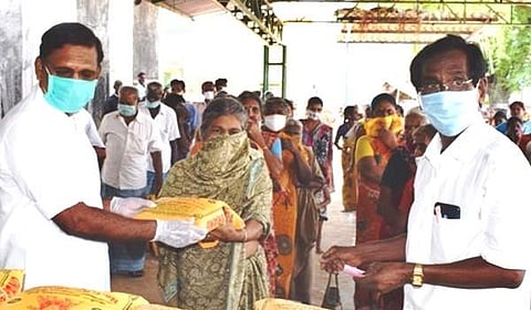 சங்ககிரியில் திமுக நிர்வாகிகள் சார்பில் 750 பேருக்கு உணவுப் பொருள்கள் வழங்கல்