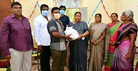 நிவாரணப் பொருள்கள் வழங்குகிறாா் ஜாய்ஸ் லாசரஸ்.