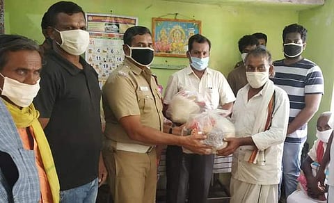 கிராமப்புற கலைஞர்களுக்கு உதவிய தன்னார்வலர்கள்