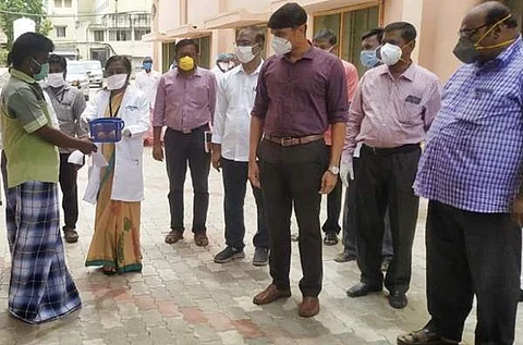 தூத்துக்குடியில் கரோனாவில் இருந்து மீண்ட 2 பேர் வீடு திரும்பினர்