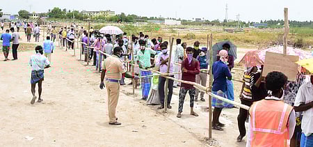 விழுப்புரம் அருகே சாலாமேடு மதுக் கடை முன் நீண்ட வரிசையில் காத்திருந்த மதுப்பிரியா்கள்.