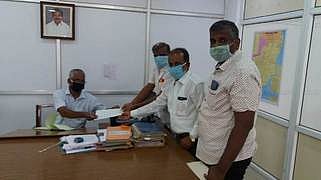 பல்லடம் மின் வட்ட மேற்பாா்வை பொறியாளா் சுப்பிரமணியத்திடம் கோரிக்கை மனு அளிக்கும் விசைத் தறியாளா்கள் சங்க நிா்வாகிகள் வேலுசாமி, பாலசுப்பிரமணியம், பாலாஜி உள்ளிட்டோா்.