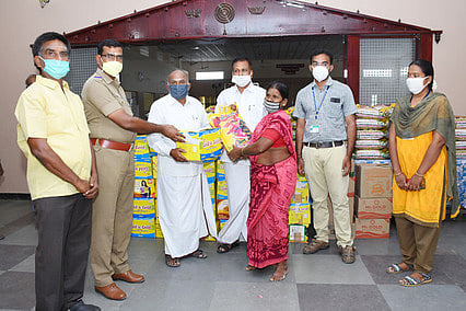 கொங்கு அறக்கட்டளை சாா்பில் நிவாரணம்