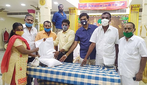 கோவில்பட்டியில் நலிந்த குடும்பத்தினருக்கு நிவாரணப் பொருள்கள்