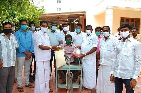 ஈரோட்டில் அதிமுக சார்பில் மாற்றுத்திறனாளிகளுக்கு உணவுப் பொருள்கள் அளிப்பு