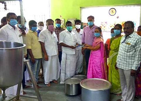 நகராட்சி ஆணையர் பெ.தமிழ்செல்வியிடம் ரூ.50ஆயிரம் நிதி வழங்கிய எம்எல்ஏ பிவி.பாரதி