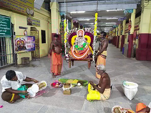 மேல்மலையனூரில் எளிமையான ஊஞ்சல் உற்சவம்