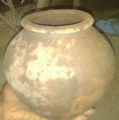 திருவள்ளூா் அருகே பழையனூரில் ஏரியில் கிடைத்த முதுமக்கள் தாழி.