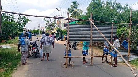 பாதைகள் தடுக்கப்பட்டு தனிமைப்படுத்தப்பட்ட வாய்மேடு பகுதி.